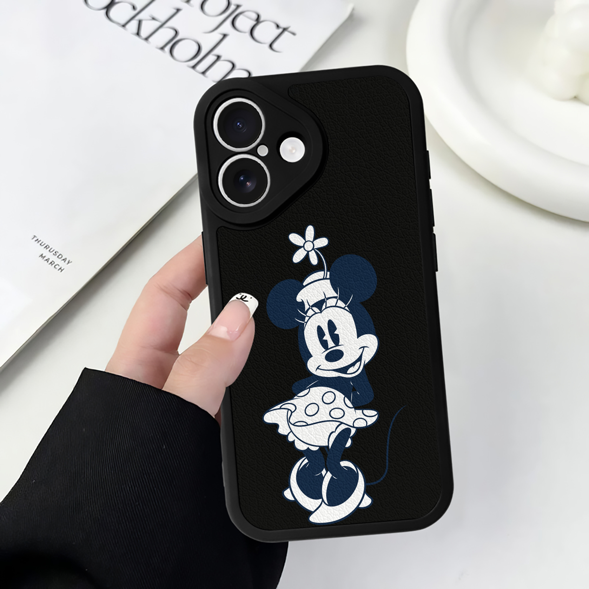 （画像用） ミッキーマウス Mickey Mouse 【iPhone 16シリーズ対応】シリコンスマホケース（レザー調） 材質：シリコン